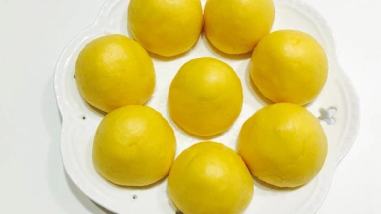 玉米面窝窝配四季豆橄榄菜,冷水入锅火开蒸15分钟,焖5分钟再揭锅盖!