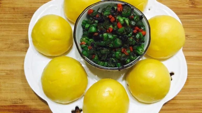 玉米面窝窝配四季豆橄榄菜,四季豆切碎,肉馅先入锅炒熟,倒入四季豆,调入橄榄菜,炒熟盛出;