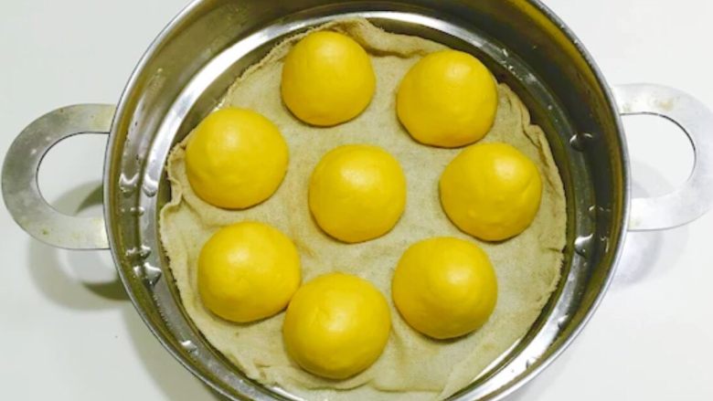 玉米面窝窝配四季豆橄榄菜,放入锅中二次发酵15-20分钟;