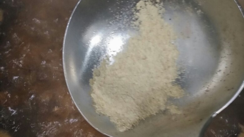 酱香香螺,最后放胡椒粉。