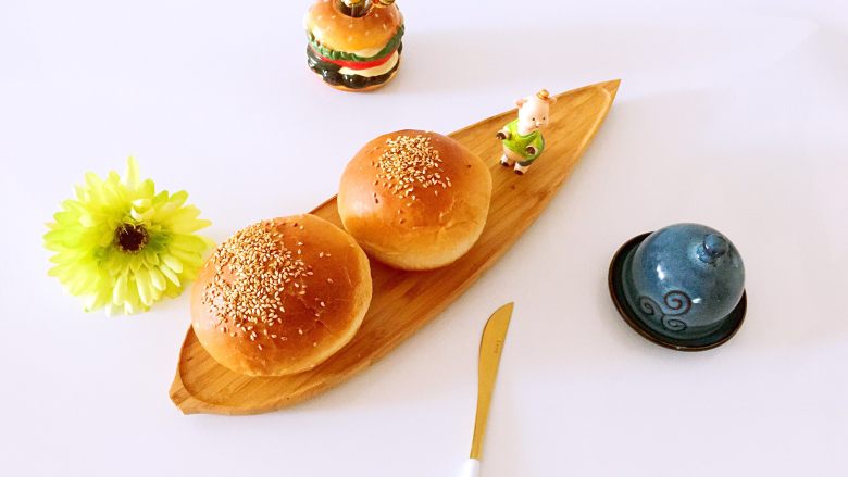 汉堡🍔坯,葱汉堡🍔坯中间切开抹上一层黄油,好吃极了