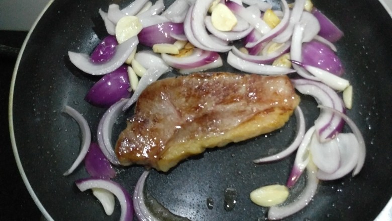 西冷牛排,牛排化冰后，用纸略微吸干两面血水，加速化冰可以直接在锅中小火热一会。