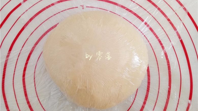 蜜豆餐包,揉好的面团,放在揉面垫上,覆盖上保鲜膜,静置5分钟左右;如果不造型,可马上制作;