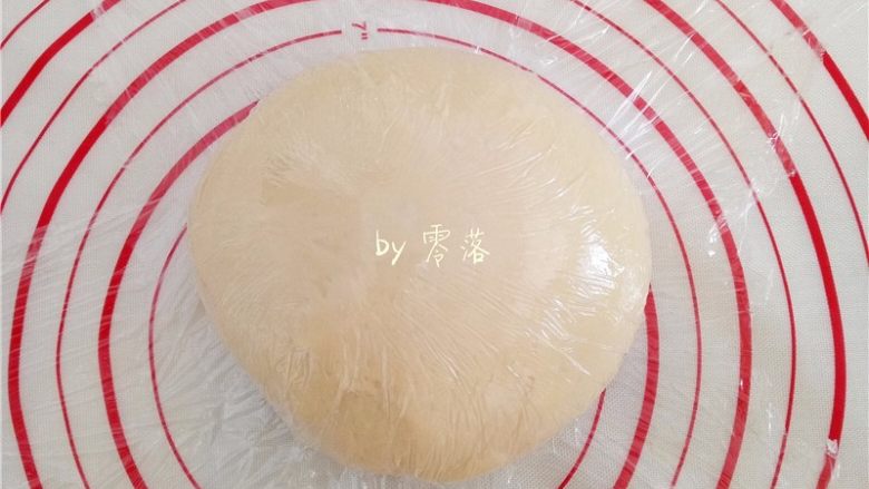 蜜豆餐包,揉好的面团，放在揉面垫上，覆盖上保鲜膜，静置5分钟左右；如果不造型，可马上制作；