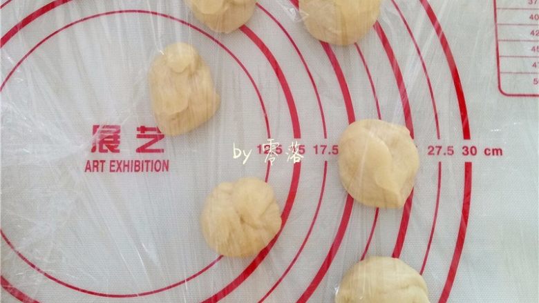 蜜豆餐包,将面团分成16份,稍稍滚圆,覆盖上保鲜膜;