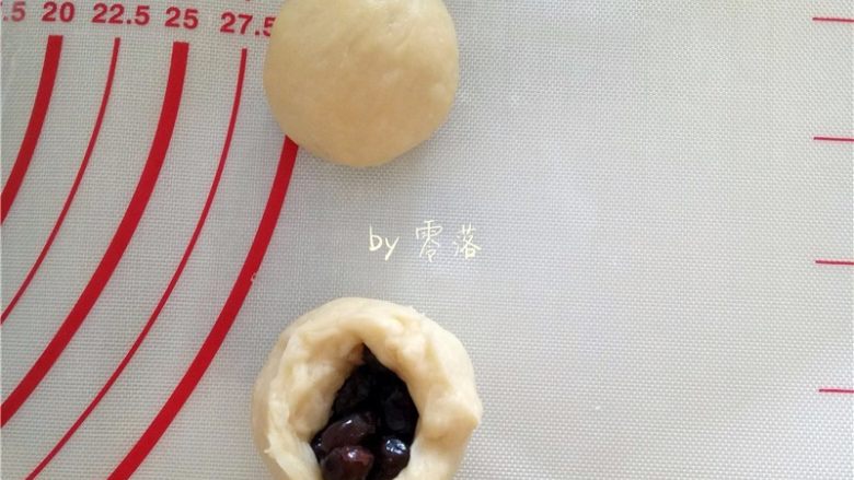 蜜豆餐包,取一个面团,包上适量蜜红豆,收口,滚圆;