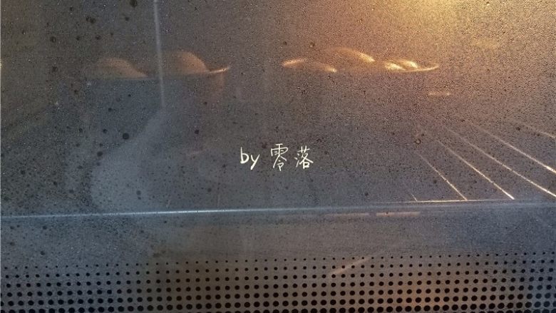 蜜豆餐包,再将模具放入烤箱中层,烤箱不用预热;将温度调至上下火160度,烘烤时间15分钟;