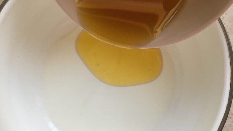 零失败草莓奶油裸蛋糕6寸,把牛奶和大豆油，糖一起倒在一个盆里搅拌，直到把糖搅化，水油融合在一起