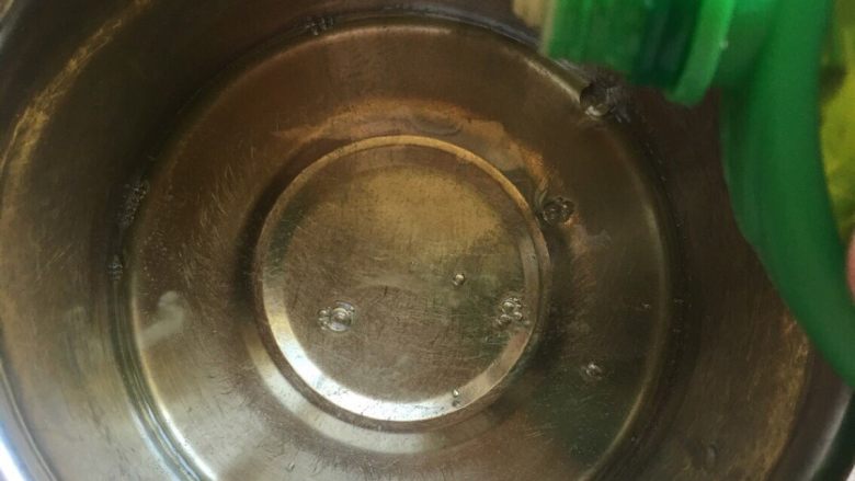 零失败草莓奶油裸蛋糕6寸,现在我们开始打发蛋白吧，蛋白是支撑蛋糕的，所以打发的好不好直接决定着你的戚风蛋糕做出来是不是弹弹的呢！在蛋清中滴入柠檬汁，为了让蛋白在打发后更稳定