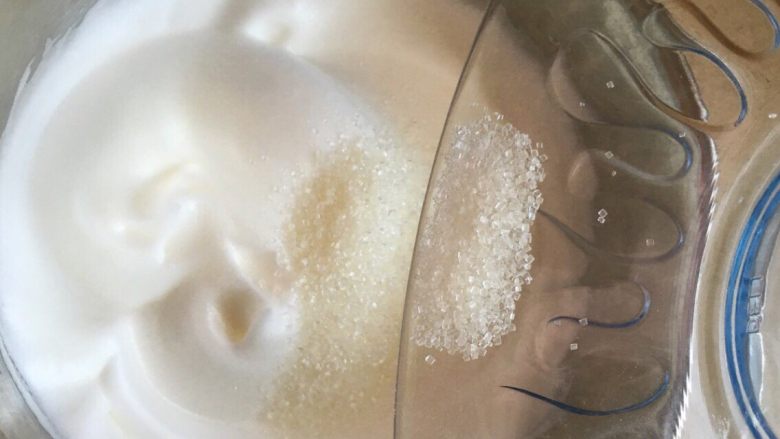 零失败草莓奶油裸蛋糕6寸,蛋白开始出现纹路了，把最后1/3的糖加入用中档打发，分次加入糖是为了糖在加入的过程中有空气一起被带入到蛋白中，这样做出来的蛋糕才会蓬蓬的，空气很重要哦！