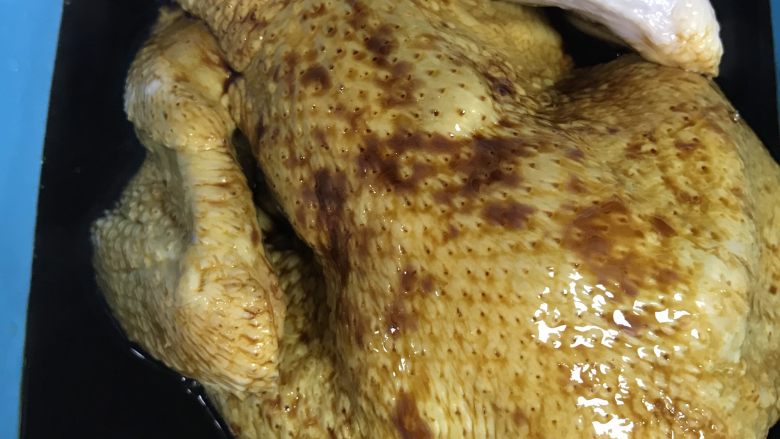 独家五香烤鸡,调和好的酱水冷却后把鸡(不用洗)直接放入全部涂抹酱水