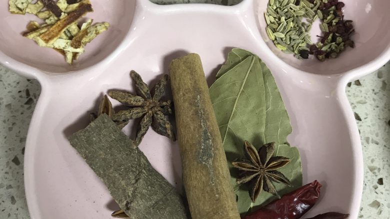 独家五香烤鸡,以上香料加姜片、葱段然后入水煮开至香后关火捞出材料剩下的水里加生抽和老抽(大概比例为水6、老抽2、生抽3)自己看鸡的大小跟要做的水的多少决定量