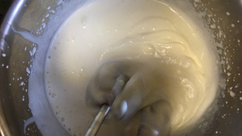 零失败草莓奶油裸蛋糕6寸,现在开始打发奶油啦，我用的是口感味道最好的铁塔爱乐薇<a style='color:red;display:inline-block;' href='/shicai/ 4957'>鲜奶油</a>，因为是自己吃，所以得吃的好一些哦！
20克白砂糖一半加入奶油中开高速打发，直到奶油变稠，把剩下的白砂糖加入开中速打发直到打成硬性状态就可以抹蛋糕啦