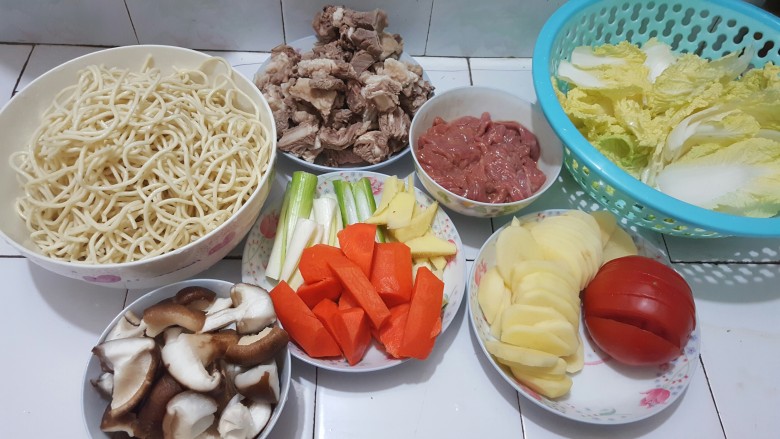 羊肉火锅,把火锅的食材都可以切好，洗好，