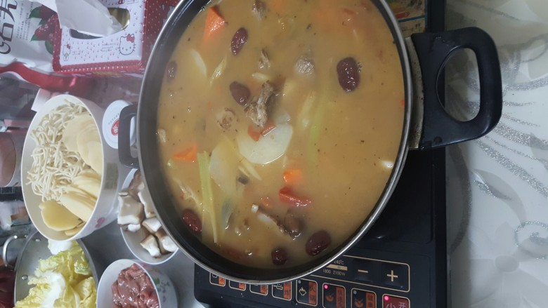 羊肉火锅,最后我喜欢番茄味的火锅，就要把番茄烧化，加羊肉和<a style='color:red;display:inline-block;' href='/shicai/ 2559'>红萝卜</a>再烧加热水煮，再电磁炉上煮你要吃的配料