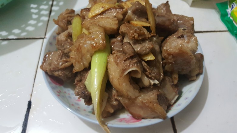 羊肉火锅,把<a style='color:red;display:inline-block;' href='/shicai/ 329'>羊肉</a>烧好去腥，就要用到大蒜生抽，醋，