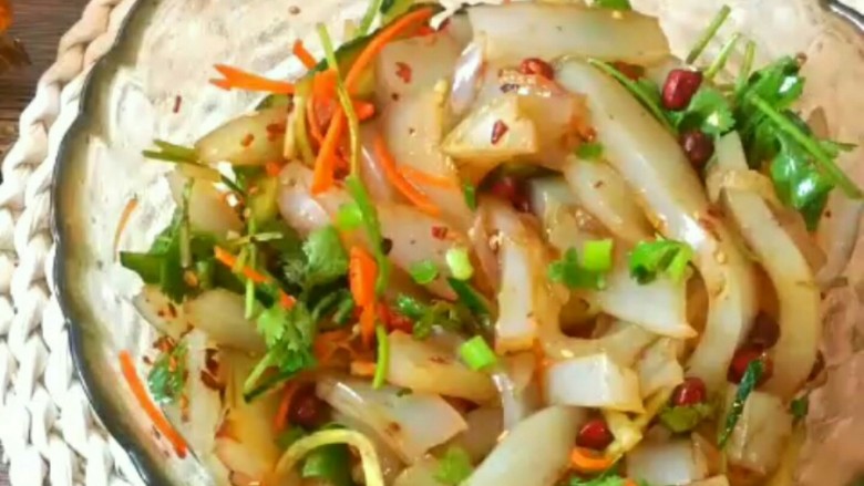 凉皮,一人份 如果你用一小碗装满绿豆粉 够三个人吃 同样 用什么装绿豆粉 就用什么碗接水 一碗水融化绿豆粉 另五碗接水 到锅中然后开火
