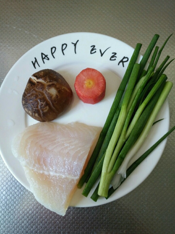 香菇胡萝卜龙利鱼馄饨,所有食材洗干净准备好