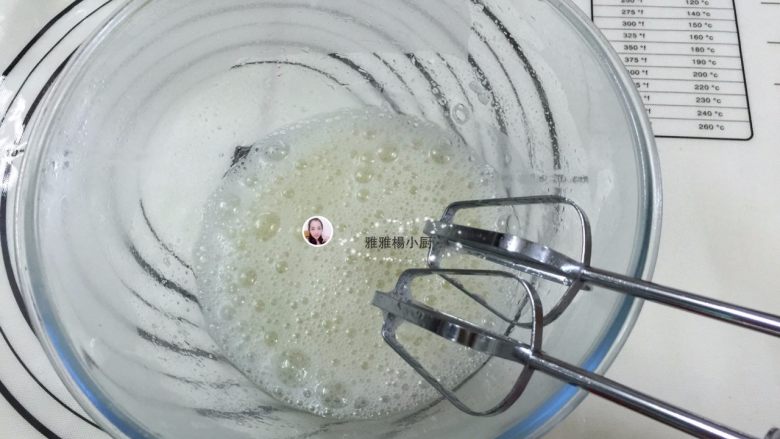 黑芝麻波点蛋糕卷,从冰箱中取出蛋白,加几滴白醋或柠檬汁打至鱼泡眼加入第一次的细砂糖,继续打发至能看到有浅浅的纹路,这时加等二次的糖