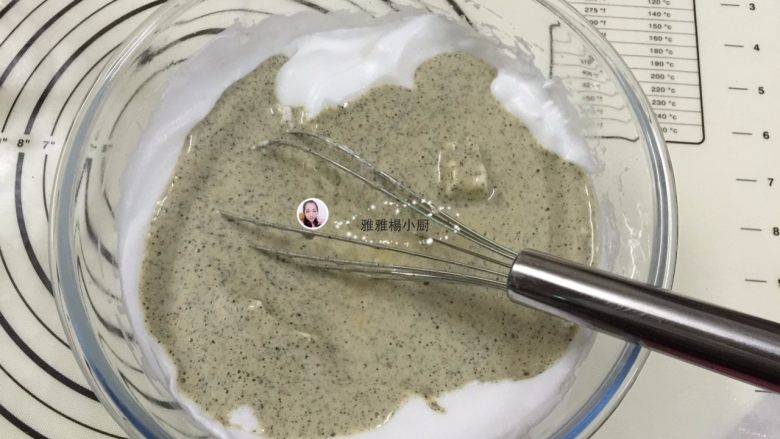 黑芝麻波点蛋糕卷, 再把先混合好的蛋糊倒进蛋白糊中,翻拌至看不见蛋白霜,(一定要快速翻,要不也一样会消泡的哦)