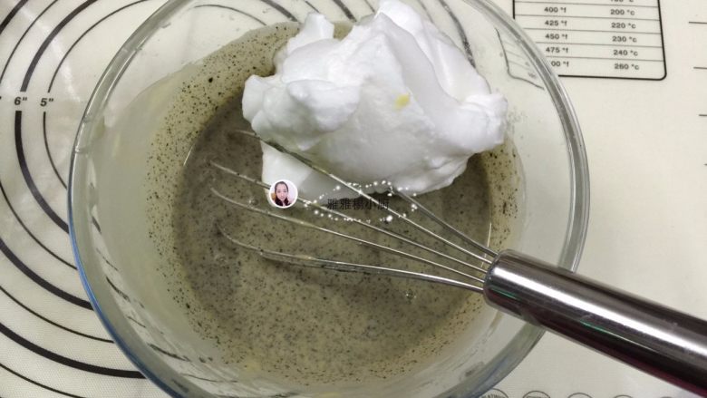黑芝麻波点蛋糕卷,将1/2的蛋白霜倒入蛋黄糊中,用手动打蛋器从盆底由下向上快速翻拌(不习惯用手动打蛋器的朋友请用硅胶刀