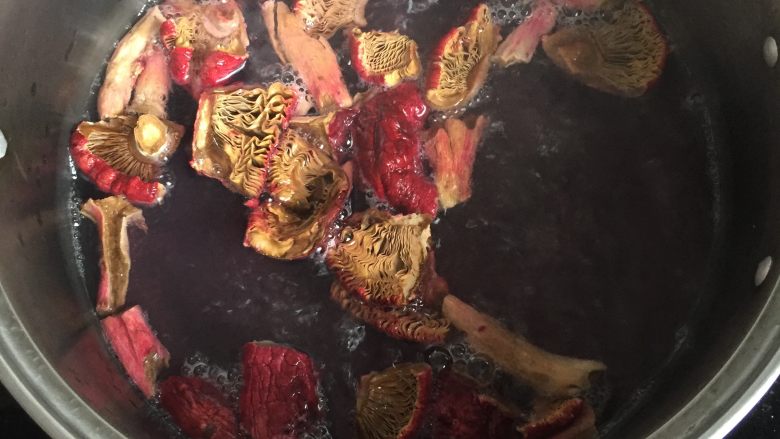 红菌肉片汤,把水烧开后先放红菌煮4到5分钟！注意⚠️千万不要去搅拌噢！搅拌了也是会不红的哦！煮太久也是！