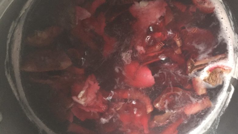 红菌肉片汤,然后放入腌制好的肉片！再滚上两到三分钟！那些泡沫没事的，介意的可以轻轻的用勺子弄掉，记得不要搅拌