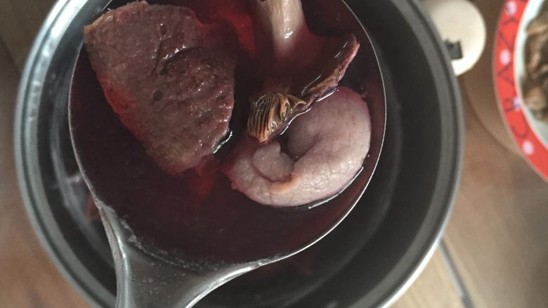 红菌肉片汤,几分钟的汤就弄好了！汤很红是不？