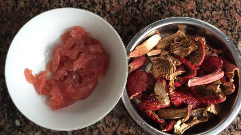 红菌肉片汤,把<a style='color:red;display:inline-block;' href='/shicai/ 414'>猪肉</a>切片放盐和油腌制一下！