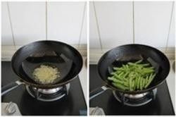 豆角焖面,2.锅中加入适量油烧到4成热，放入葱末，一半的蒜末炒出香味，然后放入豆角炒匀。