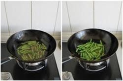 豆角焖面,3.继续翻炒半分钟后，加入酱油、白糖、盐拌匀，淋入清水没过豆角表面，然后加盖用中火焖至汤汁烧开，小心的将汤汁倒在一个汤碗中备用。