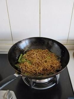 豆角焖面,5.加盖中小火慢慢焖，直到锅中水分快要收干，最后用筷子将面条和豆角拌匀，撒上剩余的蒜末、淋入<a style='color:red;display:inline-block;' href='/shicai/ 847'>香油</a>拌匀即可。