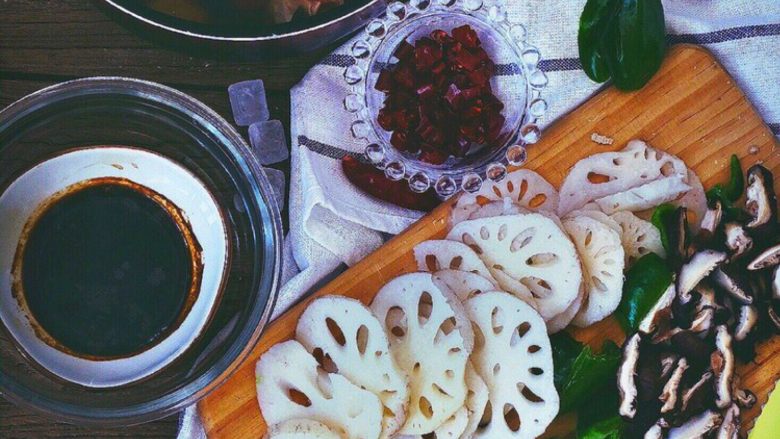 黄焖鸡米饭(健康无油 低脂肪),将腌好的鸡块放入锅内