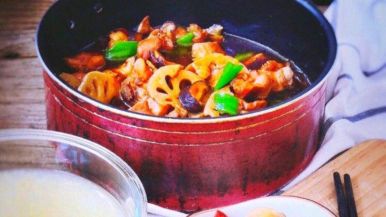 黄焖鸡米饭(健康无油 低脂肪),闻着香味拍照时我心思全在吃上,我比较爱喝粥,所以配了碗小米粥,我就着这道菜多喝了两大碗(>_<)!