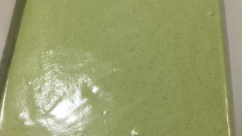 详细版抹茶蛋糕卷,左右上下轻微晃动,摔几下,震出大气泡