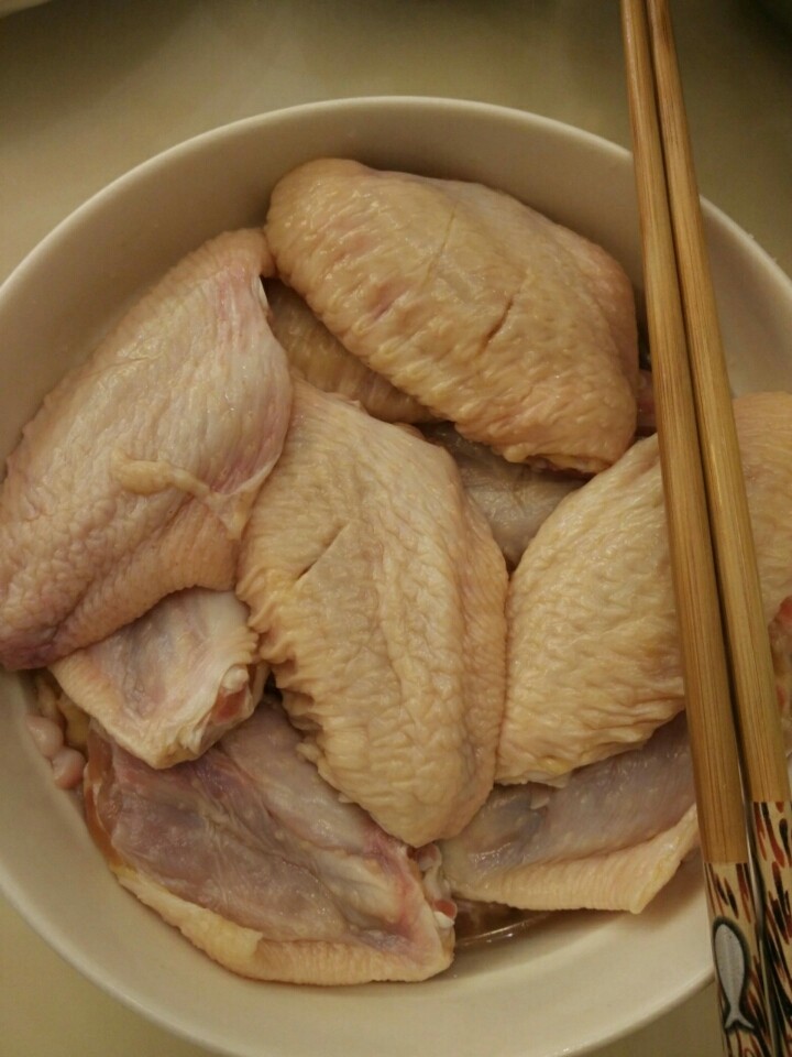 可乐鸡翅,放<a style='color:red;display:inline-block;' href='/shicai/ 718'>料酒</a>和盐适量，抹匀鸡翅，进行腌制，半小时以上