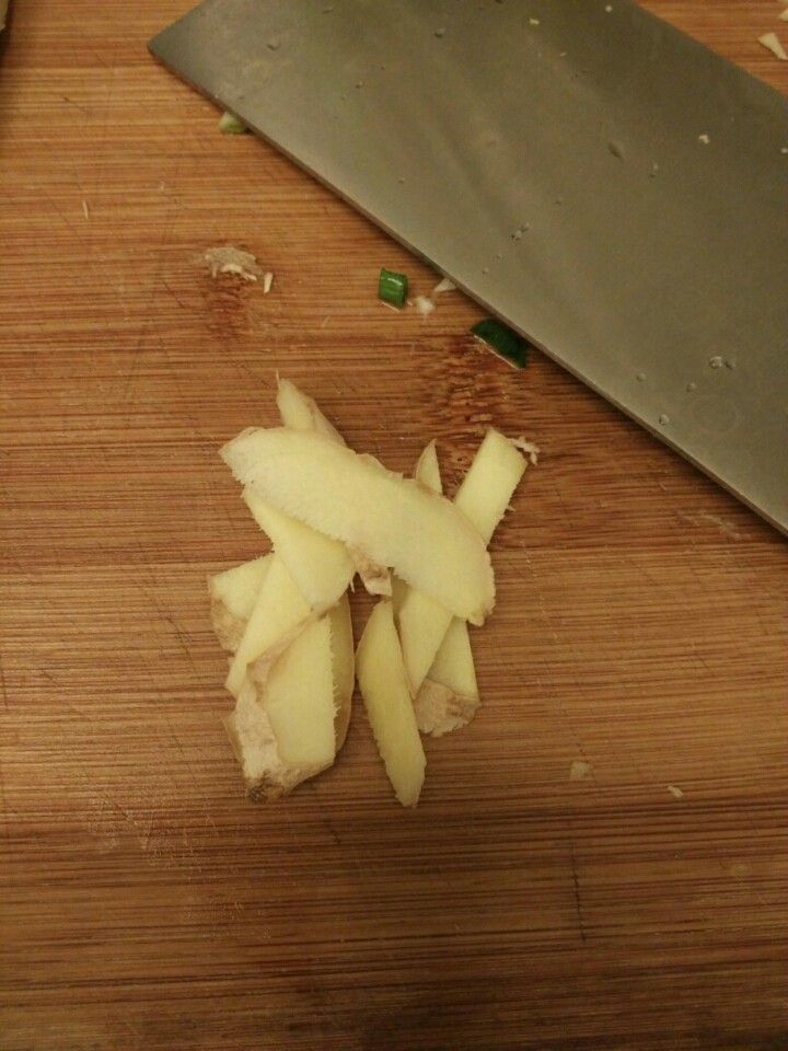 可乐鸡翅,切姜片备用，切块状条状看个人喜好