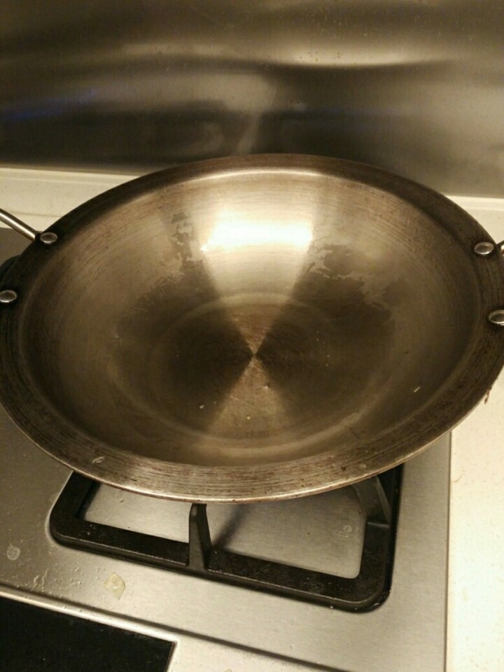 可乐鸡翅,油锅烧热
