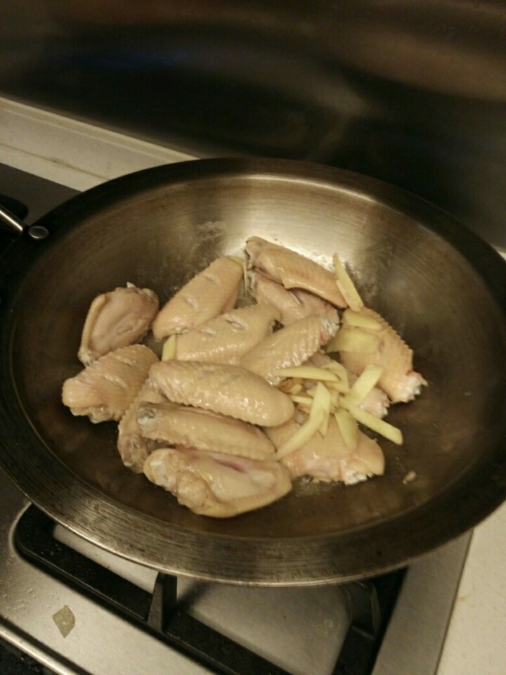 可乐鸡翅,放入<a style='color:red;display:inline-block;' href='/shicai/ 2800'>生姜</a>片