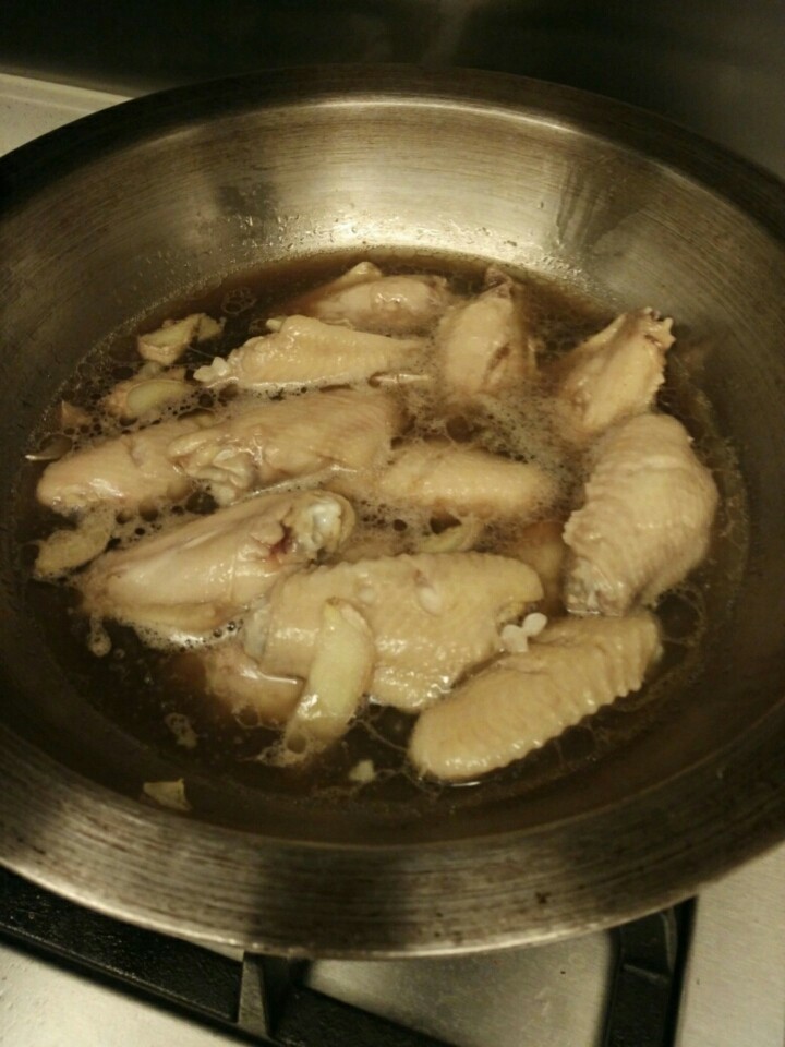 可乐鸡翅,加入可乐，可乐没过鸡翅即可