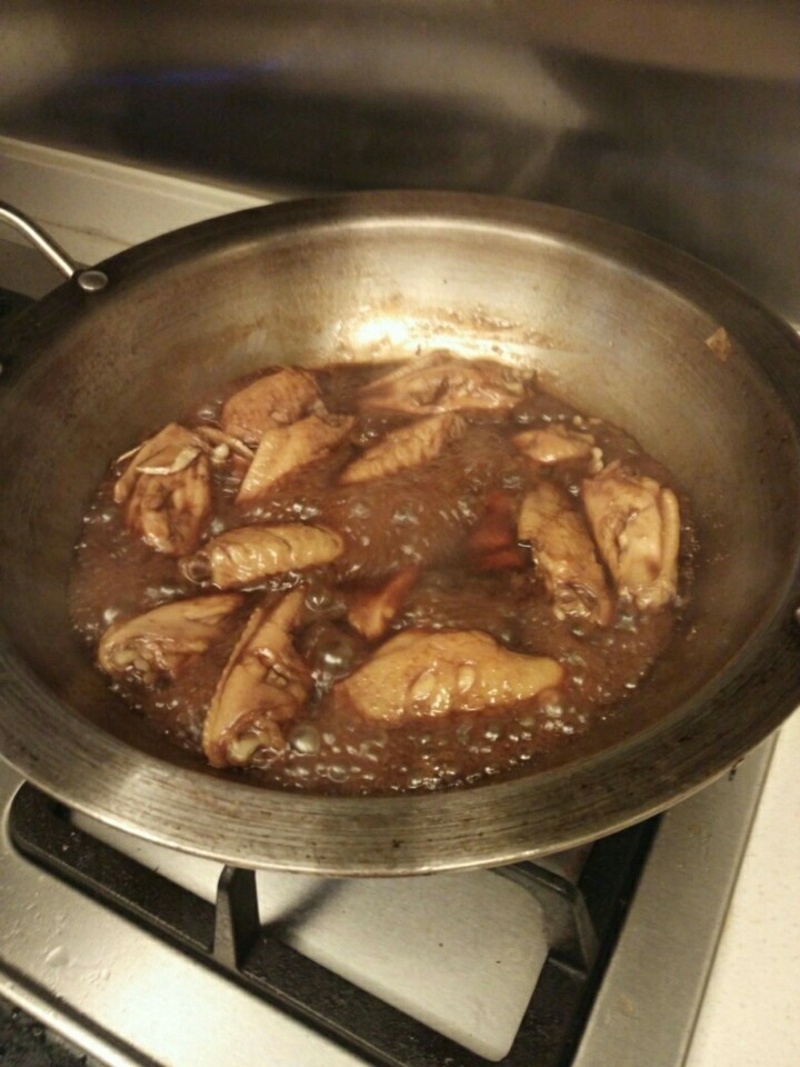 可乐鸡翅,开盖翻一翻，使受热均匀，等收汁即可