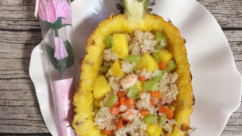 菠萝饭,再将锅内烧热，加入材料，在倒入米饭翻炒，最后将菠萝放入，加盐和鸡精即大功告成。