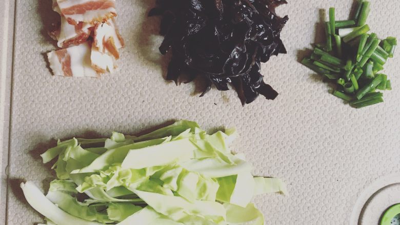 杂菜炒乌冬,<a style='color:red;display:inline-block;' href='/shicai/ 436'>腊肉</a>切片 <a style='color:red;display:inline-block;' href='/shicai/ 3508'>卷心菜</a>、<a style='color:red;display:inline-block;' href='/shicai/ 233'>木耳</a>切丝 小<a style='color:red;display:inline-block;' href='/shicai/ 3250'>葱</a>切段 备用。