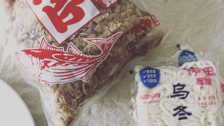 杂菜炒乌冬,半锅水煮开，放<a style='color:red;display:inline-block;' href='/shicai/ 546'>乌冬面</a>，两分钟撩干放一边备用。鸡<a style='color:red;display:inline-block;' href='/shicai/ 1108'>蛋</a>加盐加<a style='color:red;display:inline-block;' href='/shicai/ 10141'>松露</a>打好备用。
加适量油大火煸炒葱段和腊肉，接着放入卷心菜和木耳。
卷心菜变绿后加入一边备用的<a style='color:red;display:inline-block;' href='/shicai/ 546'>乌冬面</a>和鸡<a style='color:red;display:inline-block;' href='/shicai/ 1108'>蛋</a>液，加盐，开中火炒至鸡<a style='color:red;display:inline-block;' href='/shicai/ 1108'>蛋</a>熟了关火。