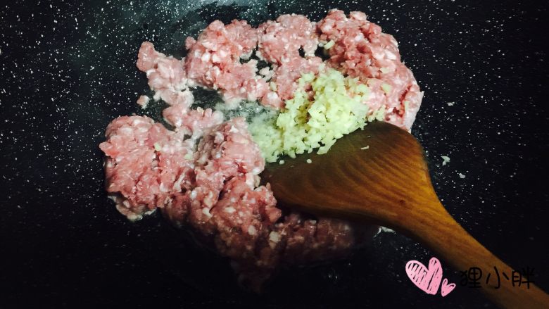 老北京炸酱,加入姜沫儿一起炒,去肉腥味。。