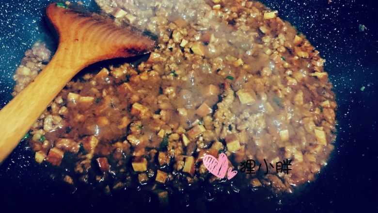 老北京炸酱,炒匀后关火,盛盘