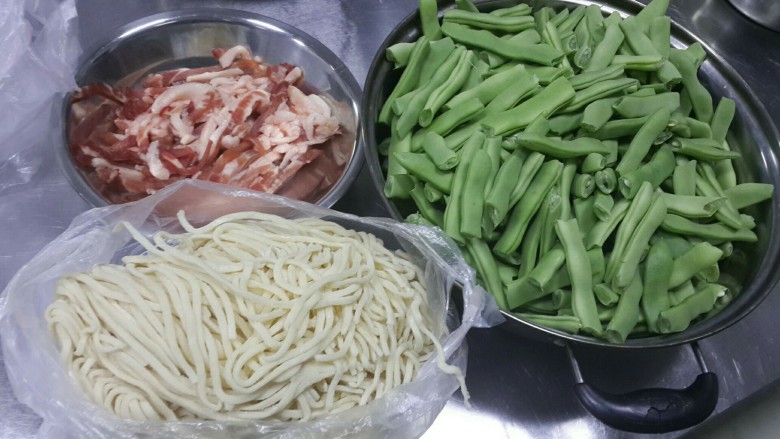 豆角肉焖面,如图