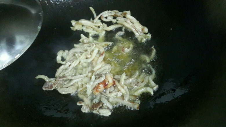 豆角肉焖面,炝锅。如图