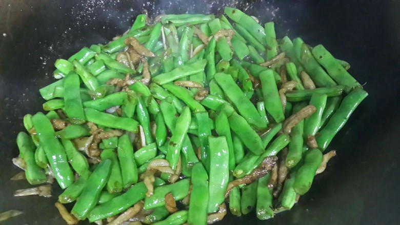 豆角肉焖面,放<a style='color:red;display:inline-block;' href='/shicai/ 692'>酱油</a>，<a style='color:red;display:inline-block;' href='/shicai/ 3639'>豆角</a>