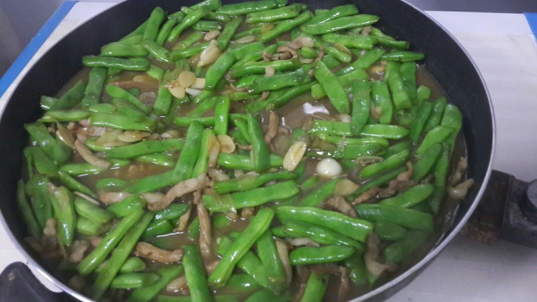 豆角肉焖面,加盐，水，试味